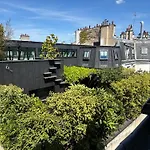 Sublime Appartement Refait A Neuf En Dernier Etage Baigne De Lumiere Avec Une Tres Belle Hauteur Sous Plafond 2 Chambres En Plein Centre De Paris