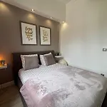 Sublime Appartement Refait A Neuf En Dernier Etage Baigne De Lumiere Avec Une Tres Belle Hauteur Sous Plafond 2 Chambres En Plein Centre De Paris