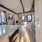 Sublime Appartement Refait A Neuf En Dernier Etage Baigne De Lumiere Avec Une Tres Belle Hauteur Sous Plafond 2 Chambres En Plein Centre De Paris
