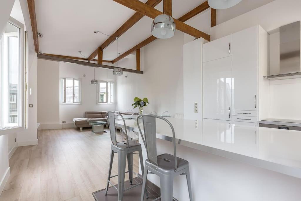 Apartment Sublime Refait A Neuf En Dernier Etage Baigne De Lumiere Avec Tres Belle Hauteur Sous Plafond 2 En Plein Centre De