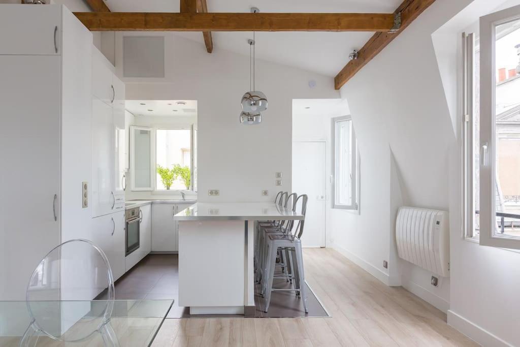 Sublime Refait A Neuf En Dernier Etage Baigne De Lumiere Avec Tres Belle Hauteur Sous Plafond 2 En Plein Centre De * Paris