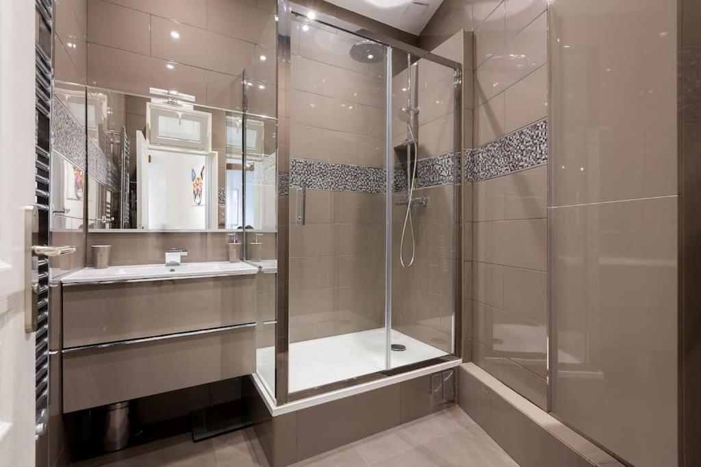 Sublime Refait A Neuf En Dernier Etage Baigne De Lumiere Avec Tres Belle Hauteur Sous Plafond 2 En Plein Centre De Apartment