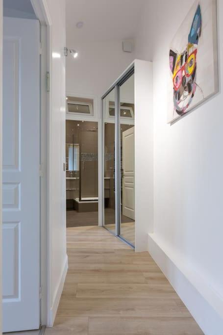Sublime Refait A Neuf En Dernier Etage Baigne De Lumiere Avec Tres Belle Hauteur Sous Plafond 2 En Plein Centre De Paris