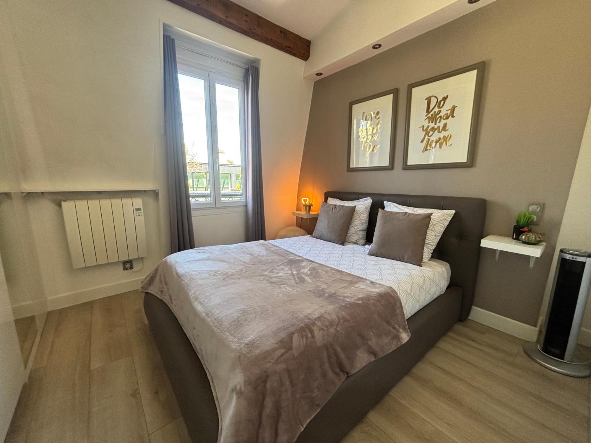 Apartment Loft Refait A Neuf En Dernier Etage 2 Paris